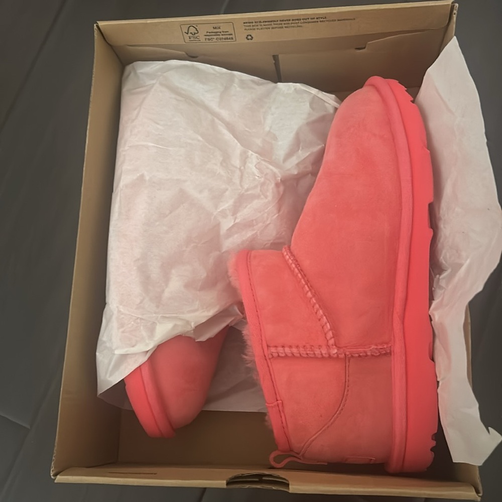 Kids Classic Ultra Mini size 4 Ugg with Box - Picture 8 of 8